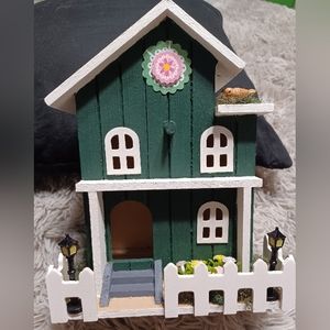 Handpainted/decorative Green/white Birdhouse 9x7x5"